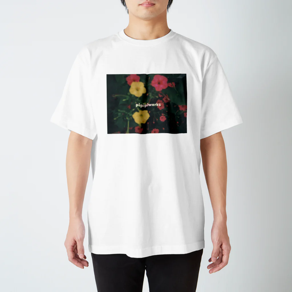 ぴぴぴ わーくすの赤と黄色のお花のTシャツ Regular Fit T-Shirt