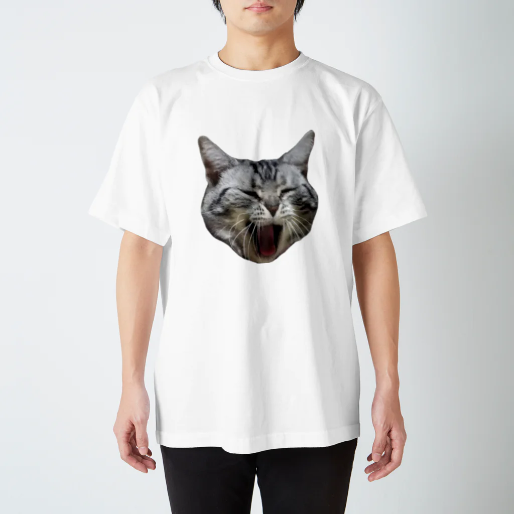 キュンなショップのあくびをする猫  キュンな猫 スタンダードTシャツ