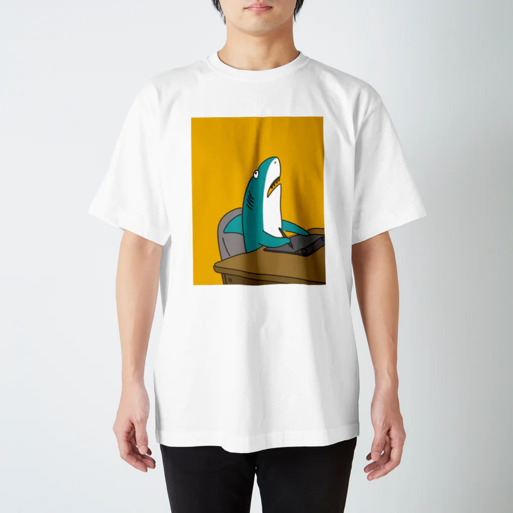 わたなべ萌の限界がきているサメ スタンダードTシャツ