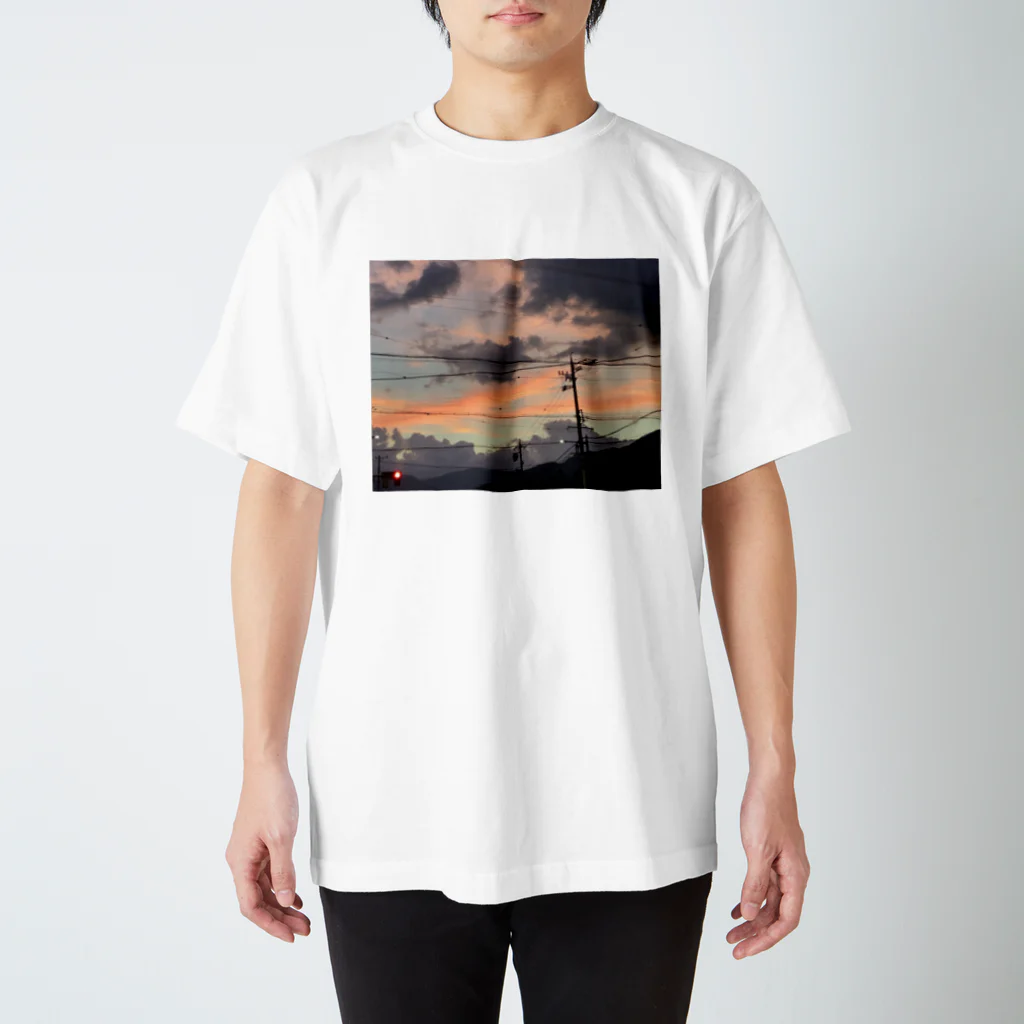 冬野ハナヤ@Flowerz-フラワーズ-のよくある夕空 Regular Fit T-Shirt