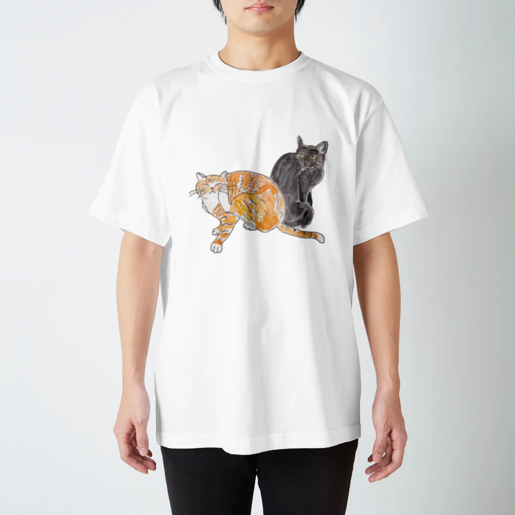 草地家のねこ（なや図書館併設）のもえくろ Regular Fit T-Shirt