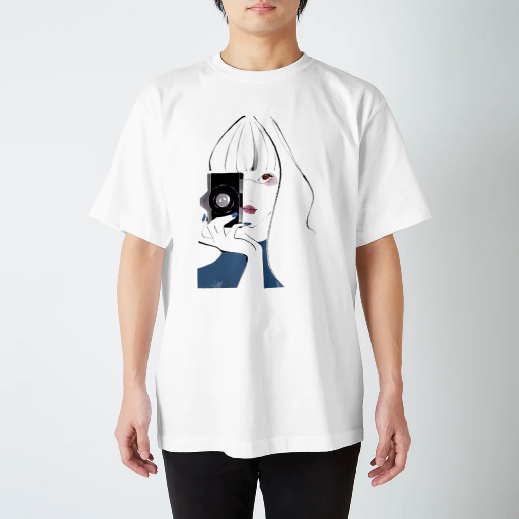 Jojo Yan | A Fashion Illustratorのカメラ女子 Regular Fit T-Shirt