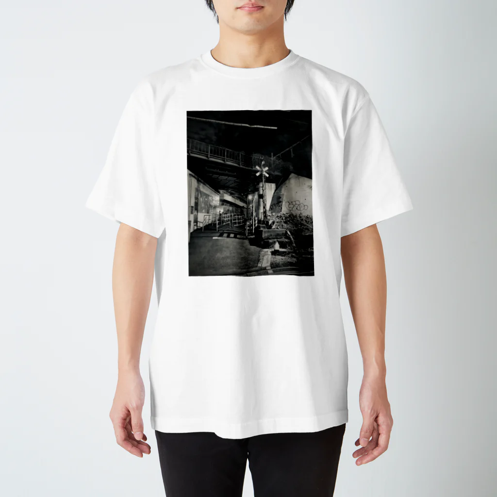 ハラコウサクの陸橋と踏切 Regular Fit T-Shirt