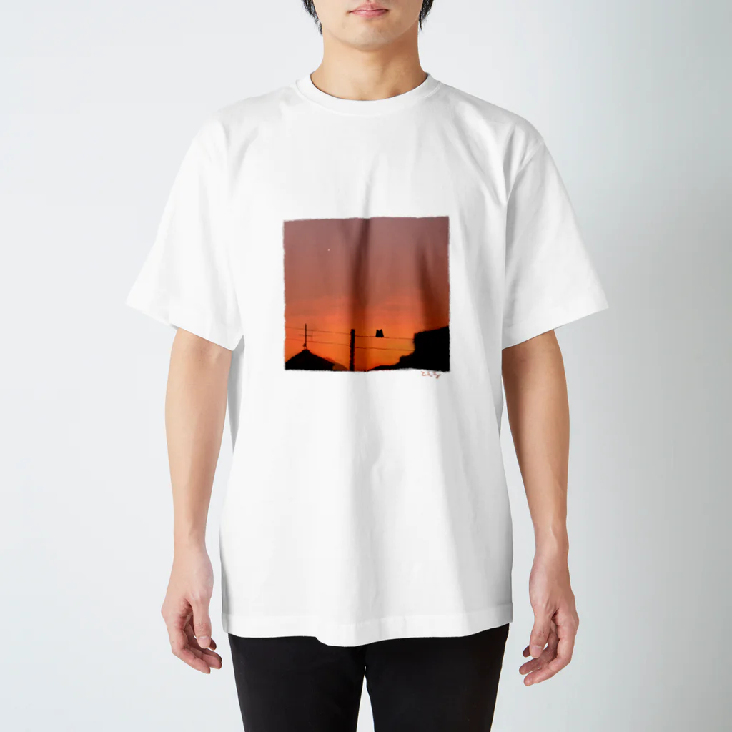 ともる@複業イラストレーター目指してますの夕焼けくろねこばけ スタンダードTシャツ