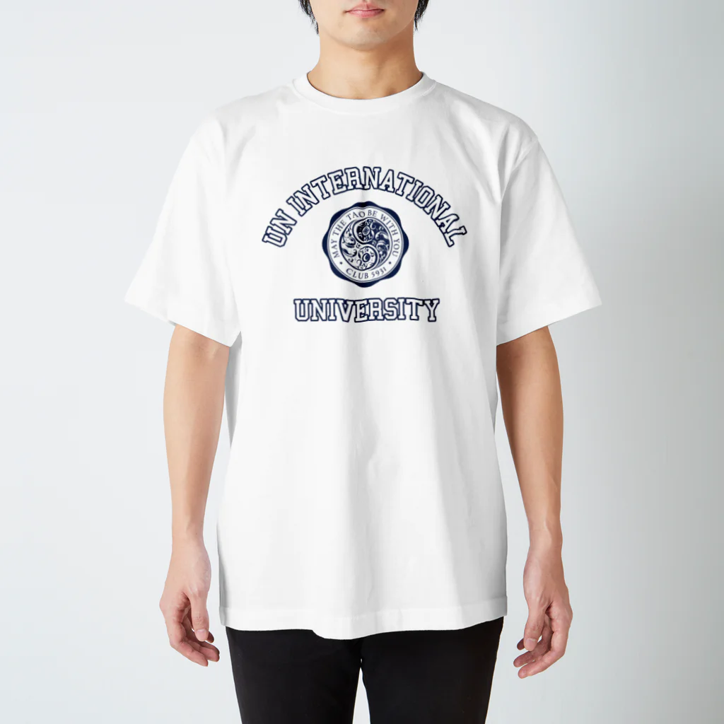 【SEVA】 （雲黒斎 公式ショップ ）のUN INTERNATIONAL UNIVERSITY （NAVY PRINT） Regular Fit T-Shirt