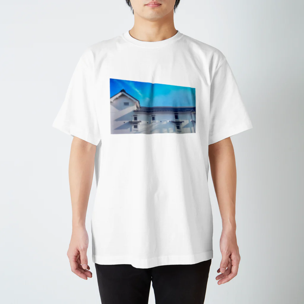 MUGURa-屋の青い空　白い壁 Regular Fit T-Shirt