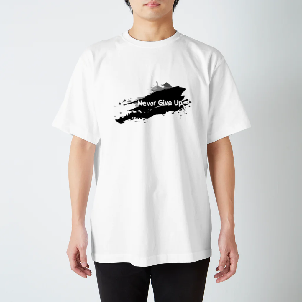 YükaCh!ka(ユカチカ)のNever Give Up-1(文字白) Regular Fit T-Shirt