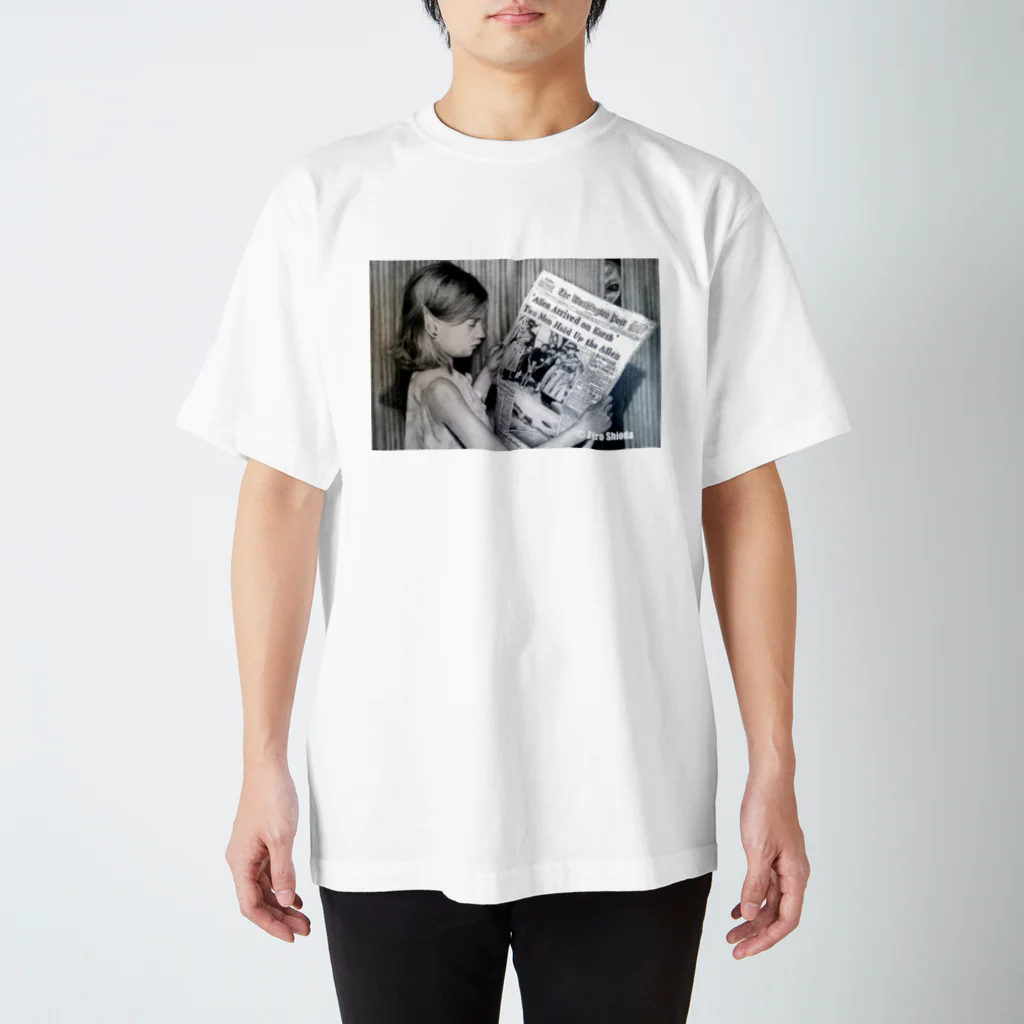 JIROの新聞を読む少女 Regular Fit T-Shirt