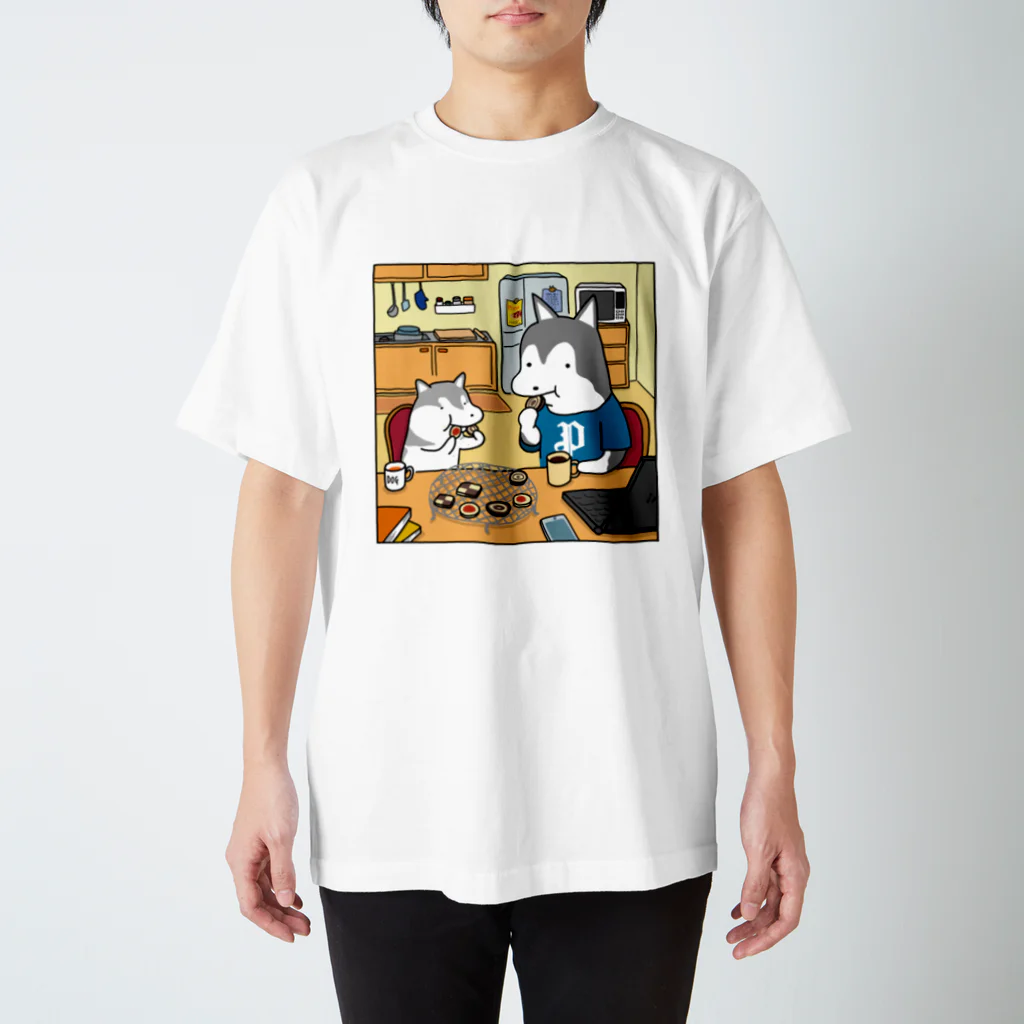 ぷらいべったーのクッキーを食べるハスキー親子 スタンダードTシャツ