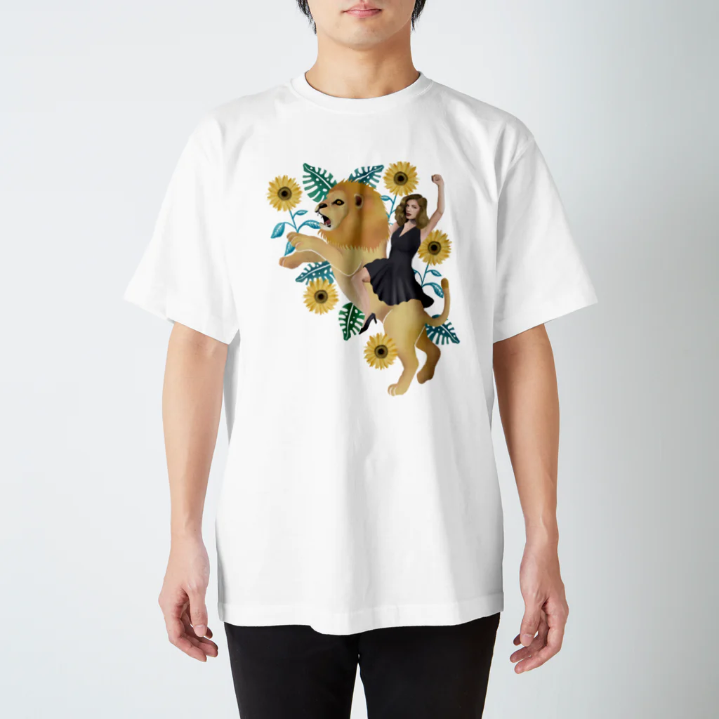 Julia_Madokaのライオンと女性 (Fearless Woman) Regular Fit T-Shirt