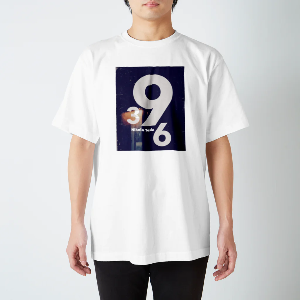 OtsuCHEEの369 ニコラ・テスラ Regular Fit T-Shirt