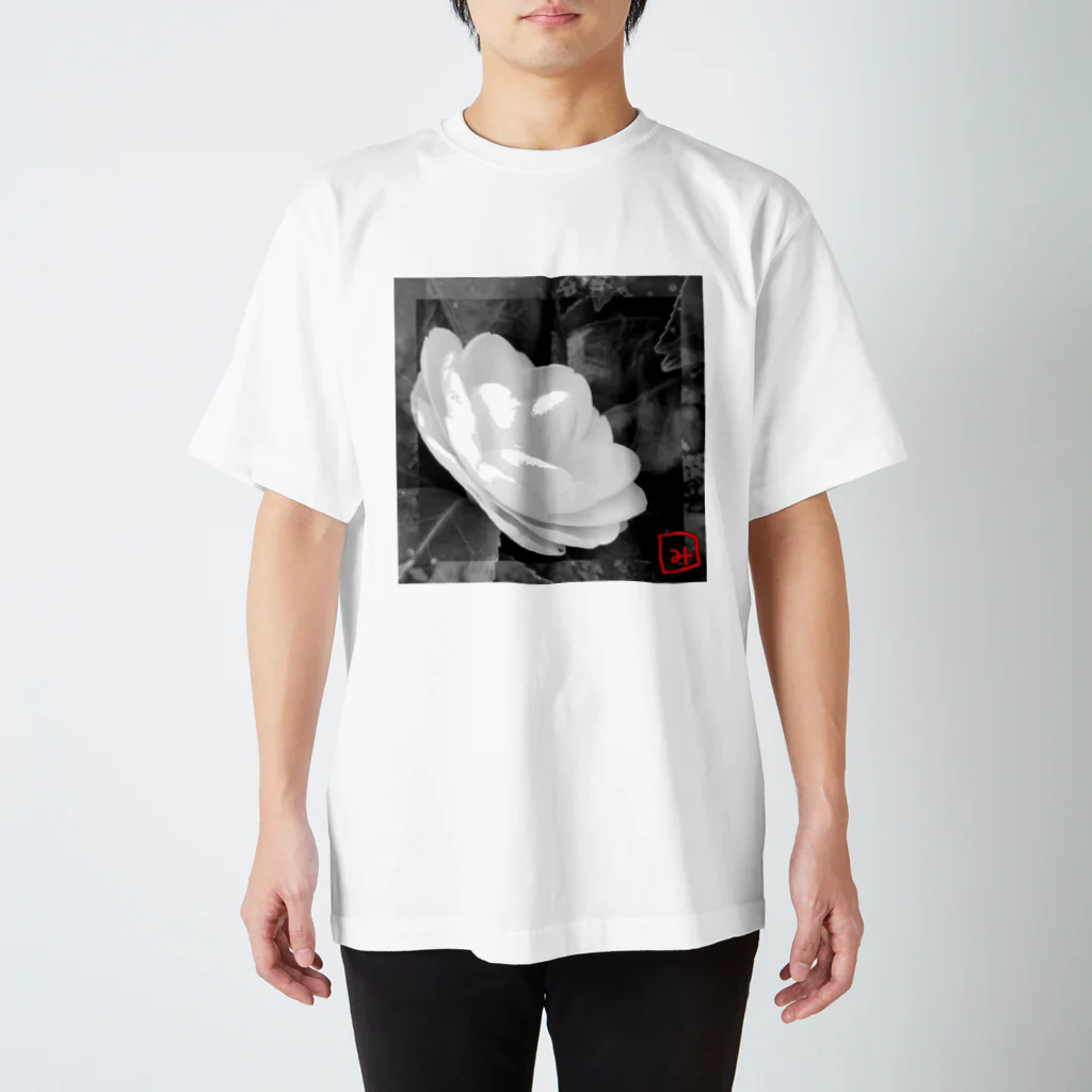 Slzy andelaの冬の始まり椿 Regular Fit T-Shirt