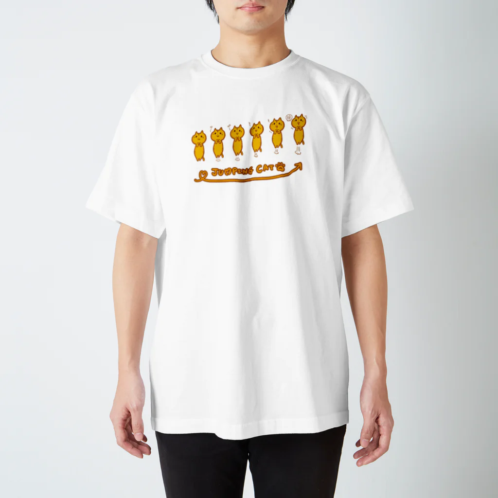 まめのき。のジャンピングにゃんこ Regular Fit T-Shirt