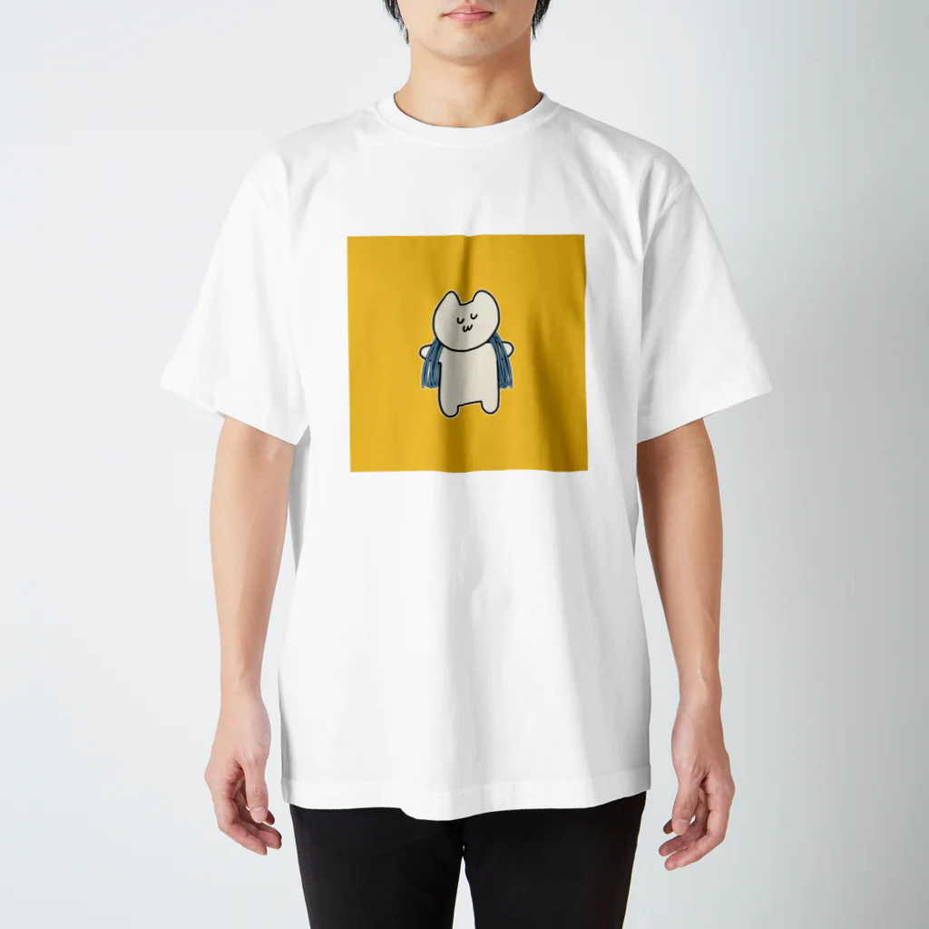 岩と猫の肩にロープをかけた猫ちゃん（黄）Tシャツ Regular Fit T-Shirt