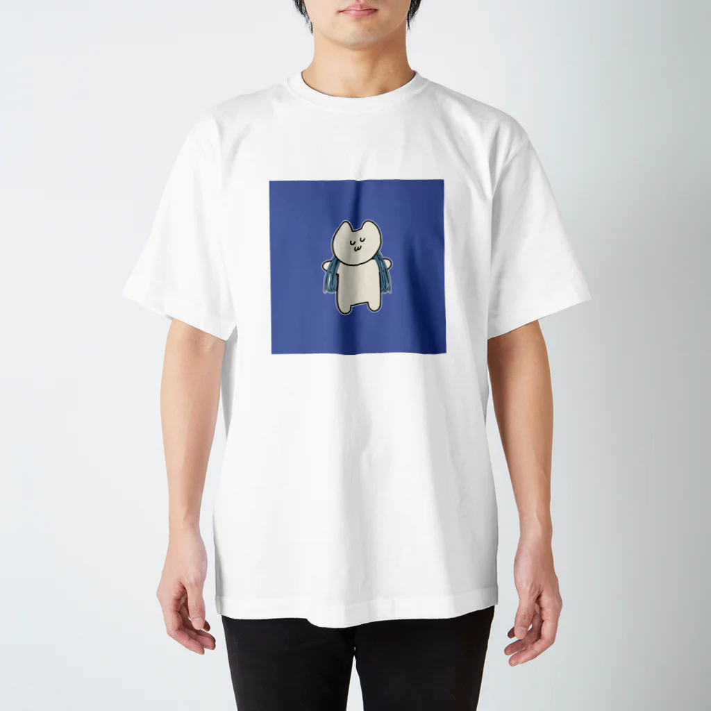 岩と猫の肩にロープをかけた猫ちゃん（青）Tシャツ Regular Fit T-Shirt
