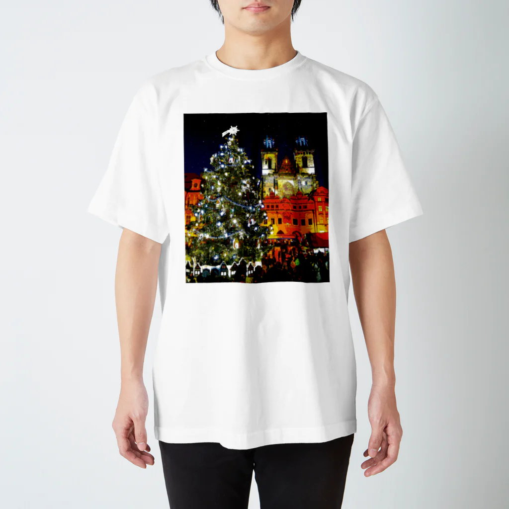 GALLERY misutawoのプラハ 夜のクリスマスツリーとティーン教会 スタンダードTシャツ