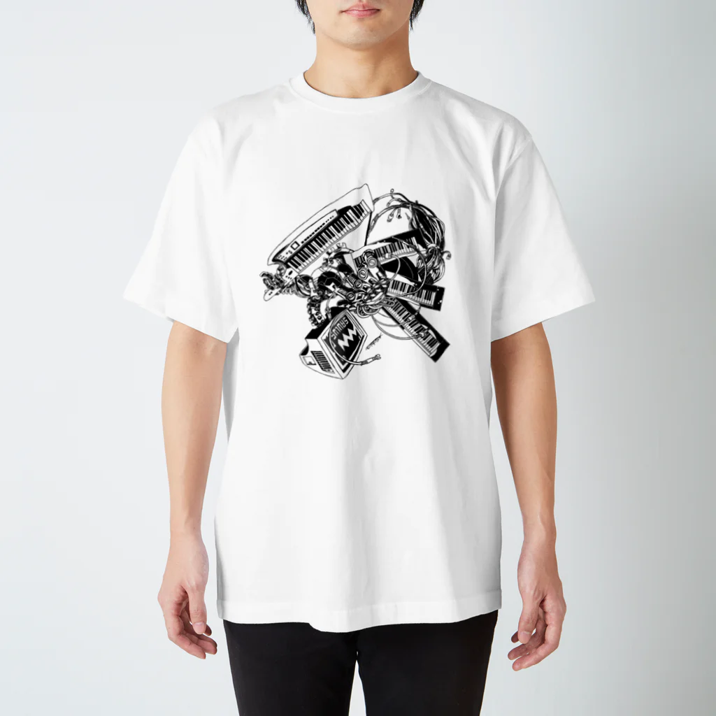 白黒灰脂オリジナルイラストグッズSHOP『熊猫動物園』の【ROCKOLOID SAULUS】 type-Synthesizer Regular Fit T-Shirt