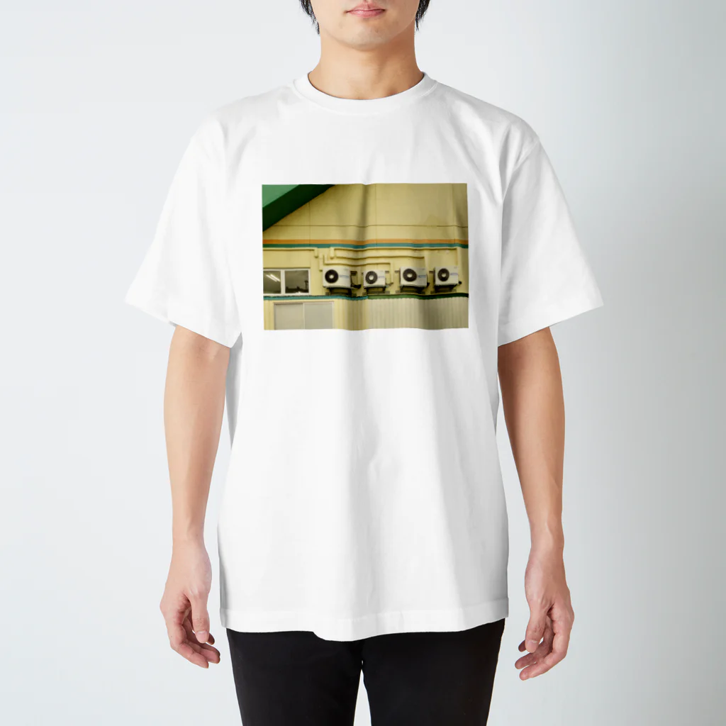 komaの室外機　黄色いレトロな壁 スタンダードTシャツ