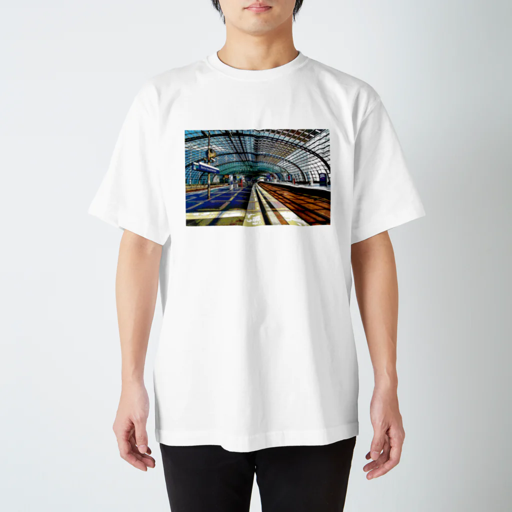 GALLERY misutawoのドイツ ベルリン中央駅のホーム スタンダードTシャツ