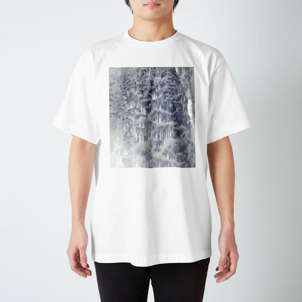 精霊電設の雪深い山道 Regular Fit T-Shirt