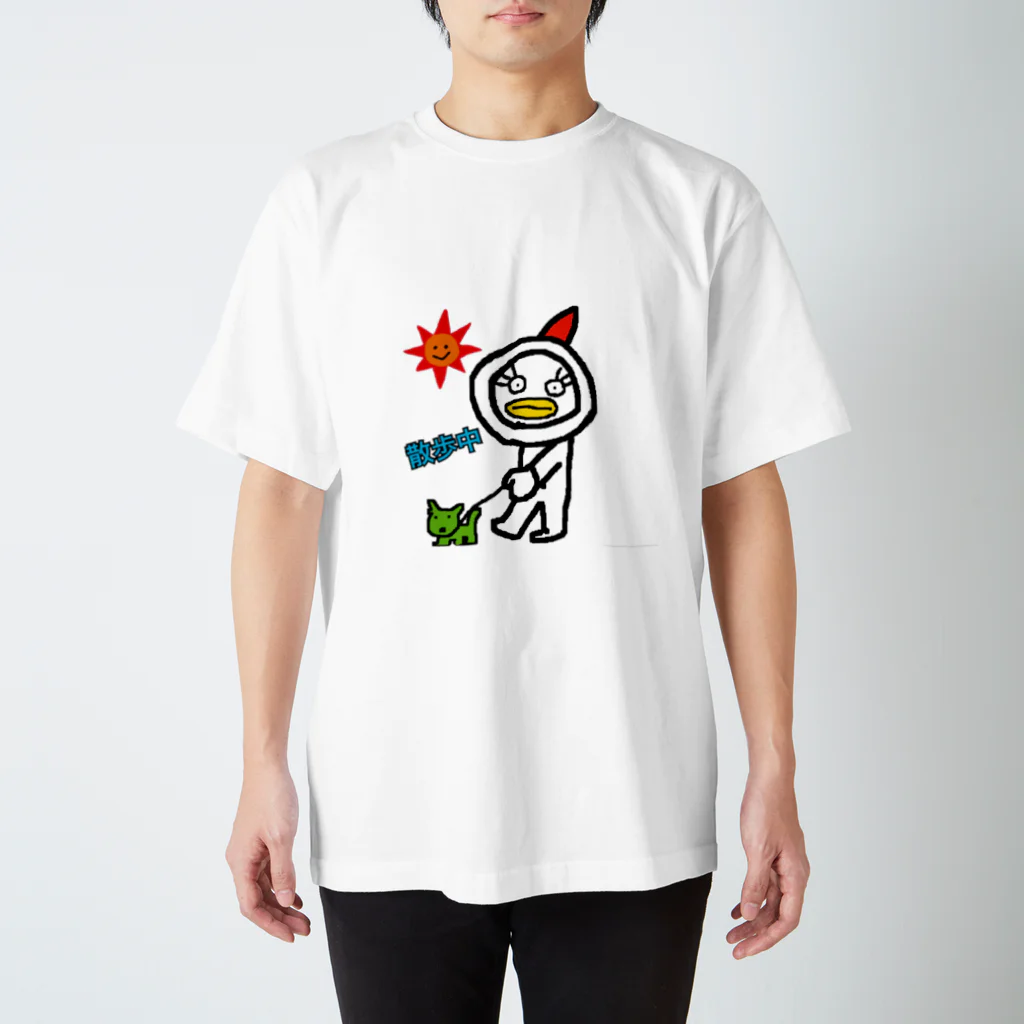 WATABO- LIFEのニワトリみたいなエリザちゃんお散歩中 スタンダードTシャツ