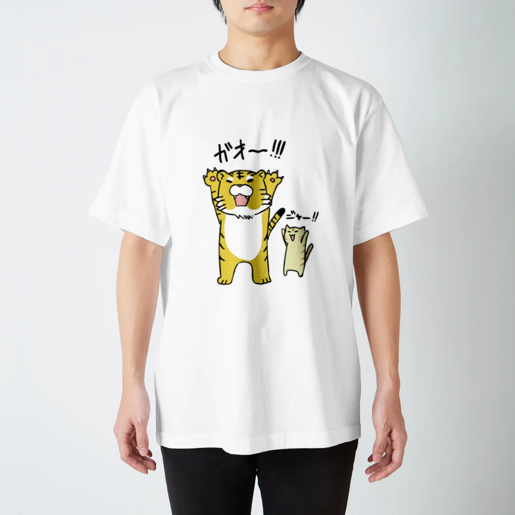 そばこ屋の威嚇する虎（と猫） スタンダードTシャツ