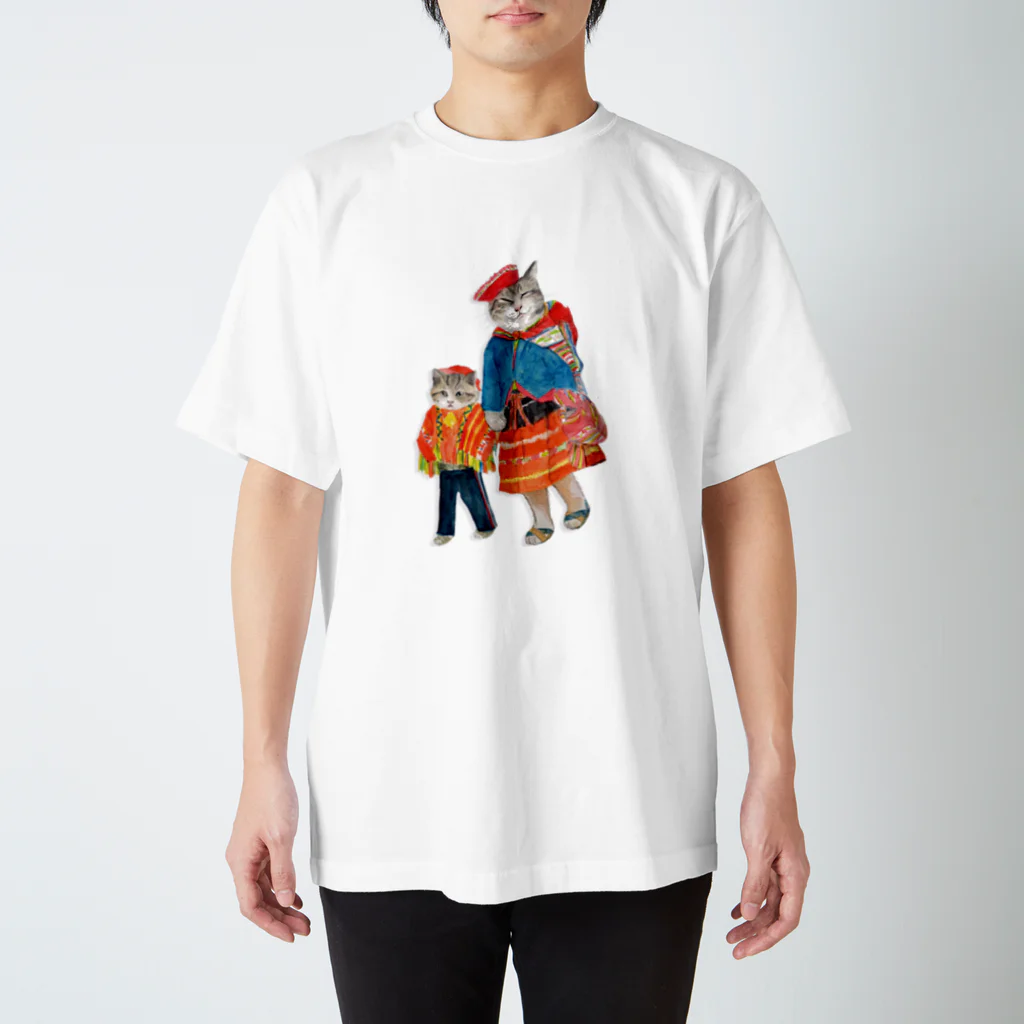  藤ねこりえ/ 𝙁𝙐𝙅𝙄𝙣𝙚𝙘𝙤𝙧𝙞𝙚の民族衣装ネコ　ペルー Regular Fit T-Shirt
