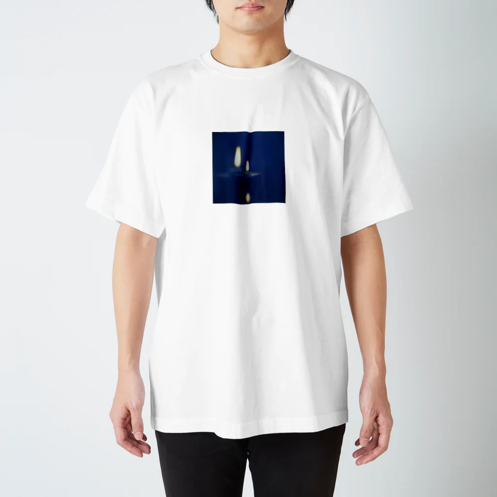 疑家族製造所 SUZURI店の蝋燭の火2 Regular Fit T-Shirt