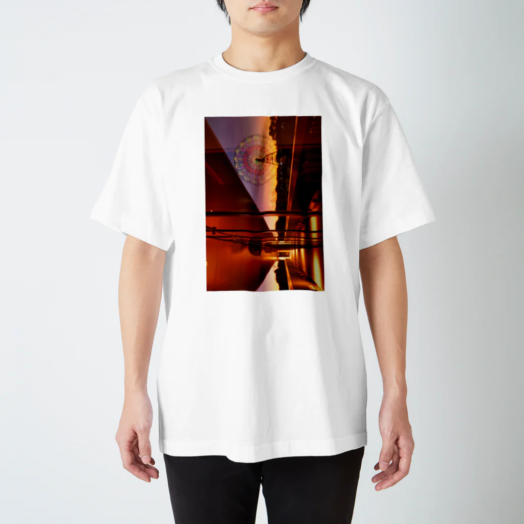 taka_1026のショーウインドーに映った夕焼け空 スタンダードTシャツ