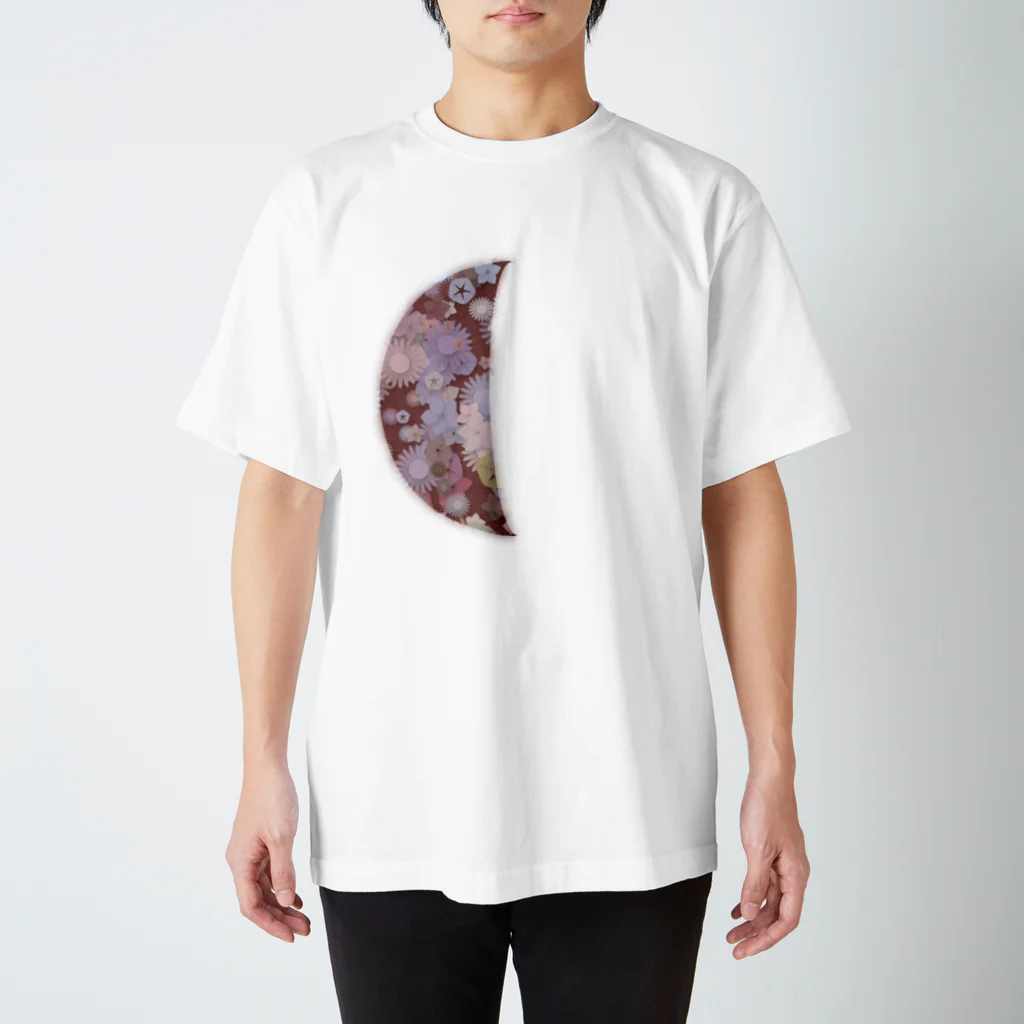 pianocurve DesignのMoon face designed with summer flowers No.24 Regular Fit T-Shirt