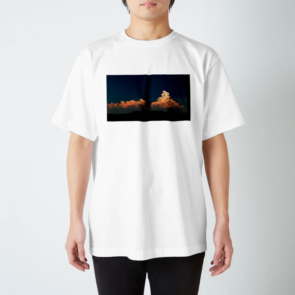 じぇん屋の雲と青年（横） Regular Fit T-Shirt