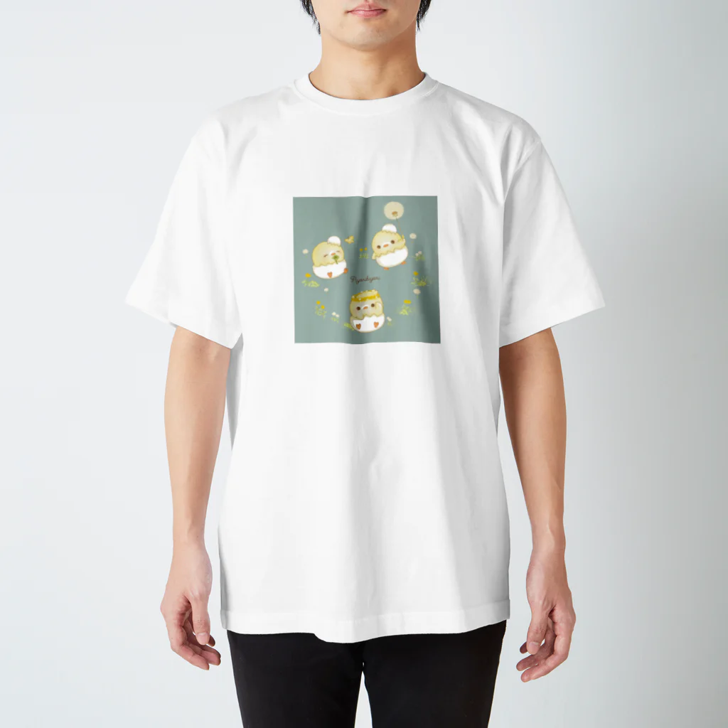 ぴよりびより🐣🧡ひよこのお店屋さんの【ぴよりびより】たんぽぽとクローバー Regular Fit T-Shirt