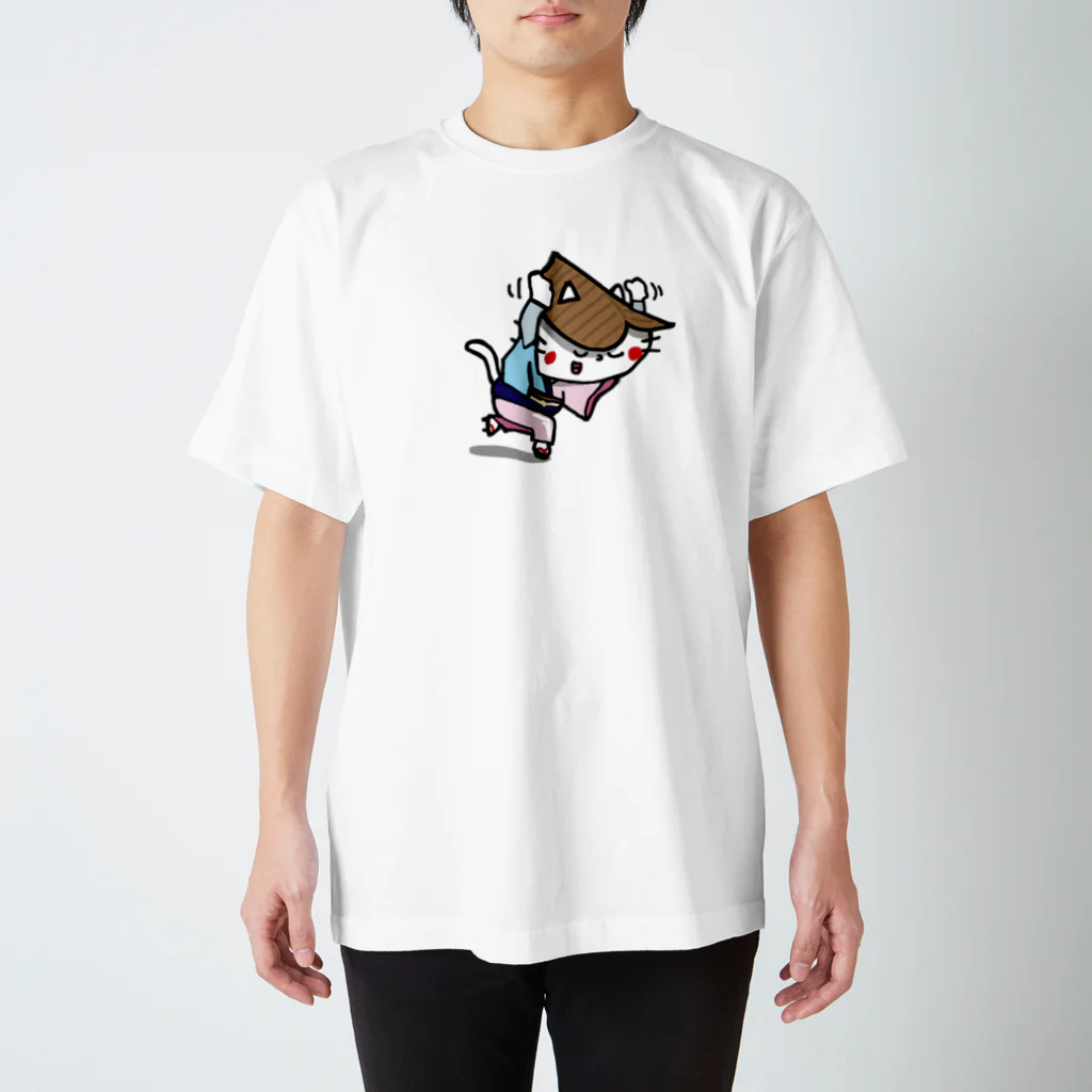 アート宇都宮(ARTUTSUNOMIYA)の阿波踊りをする子猫 Regular Fit T-Shirt