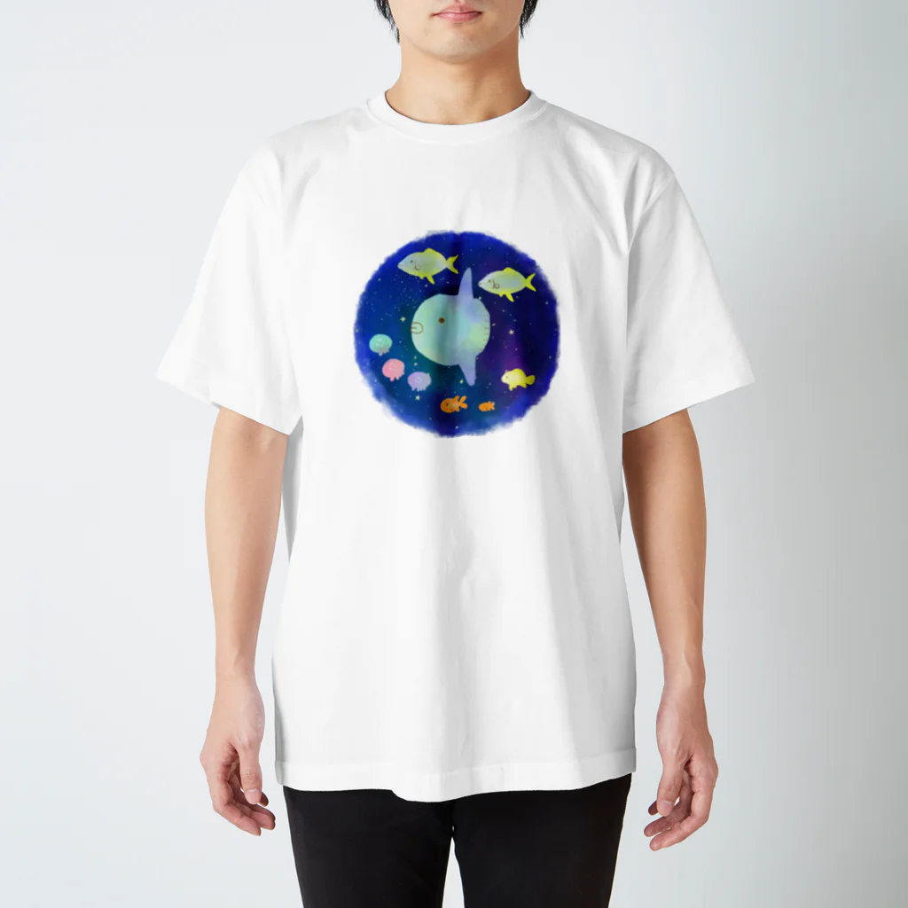 ぴおぴよマルシェの宇宙を泳ぐ スタンダードTシャツ