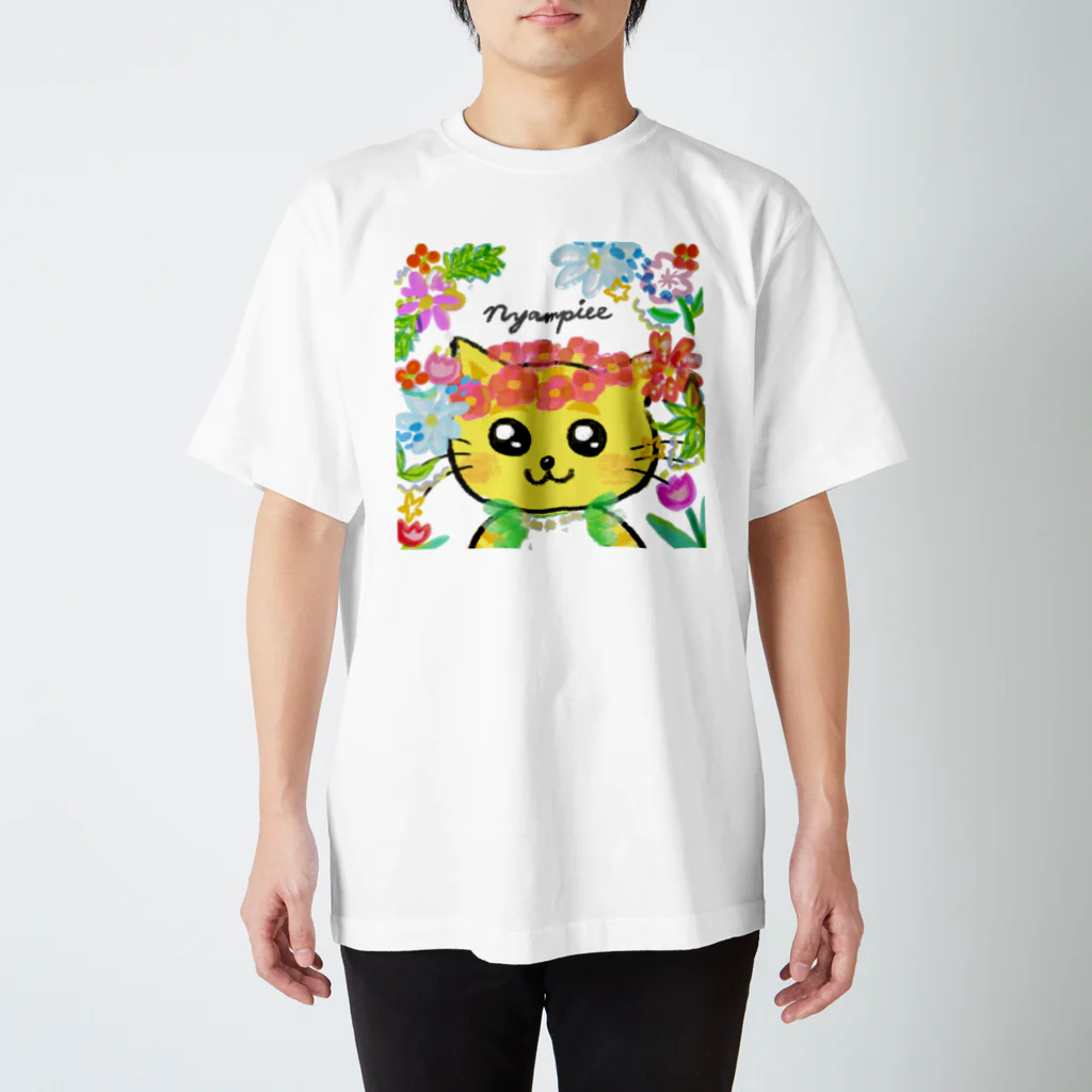 にゃんぴーのお花のうるにゃん（アップ） スタンダードTシャツ