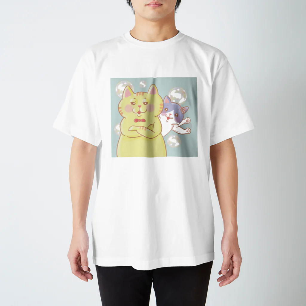 トラとハチワレの腕組みするねこ スタンダードTシャツ