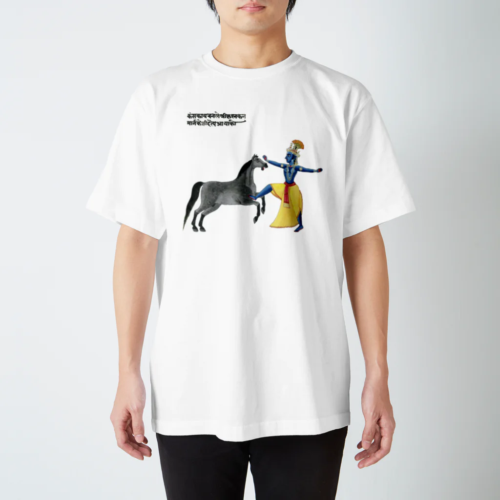 Nursery Rhymes  【アンティークデザインショップ】のクリシュナ VS 馬の悪魔 Regular Fit T-Shirt