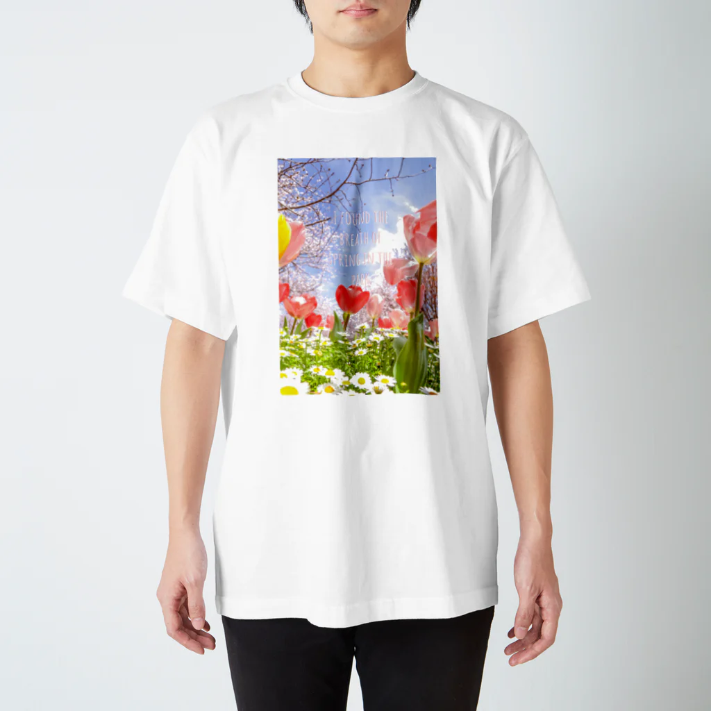 蛍石のI found the breath of spring in the park. Regular Fit T-Shirt