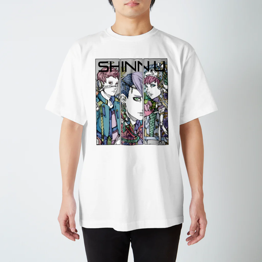 SHINN.U ONLINEのSANNIN（ロゴ黒） Regular Fit T-Shirt