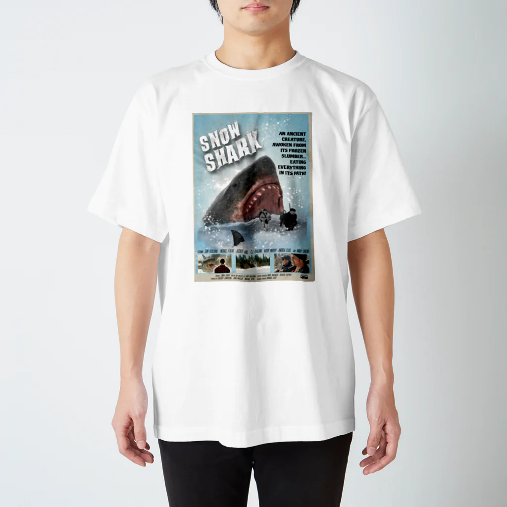 COMMA＋の『スノーシャーク 悪魔のフカヒレ』英語版ジャケット Regular Fit T-Shirt