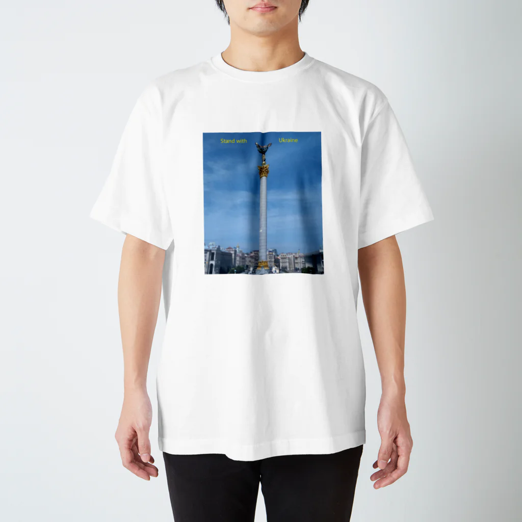 ウクライナ支援_Sachanのウクライナ、独立広場 Regular Fit T-Shirt