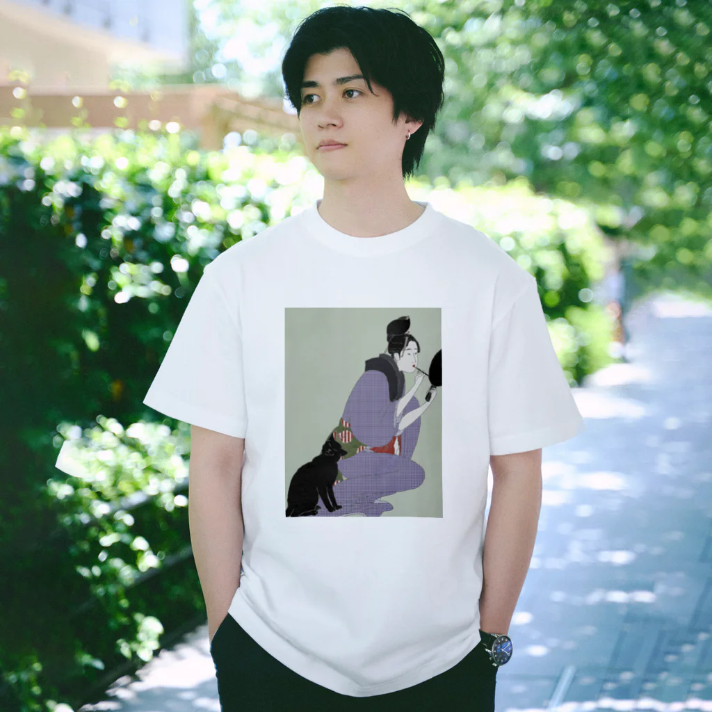keeeeeep smilingの口紅を塗る女とスリスリする猫 Regular Fit T-Shirt