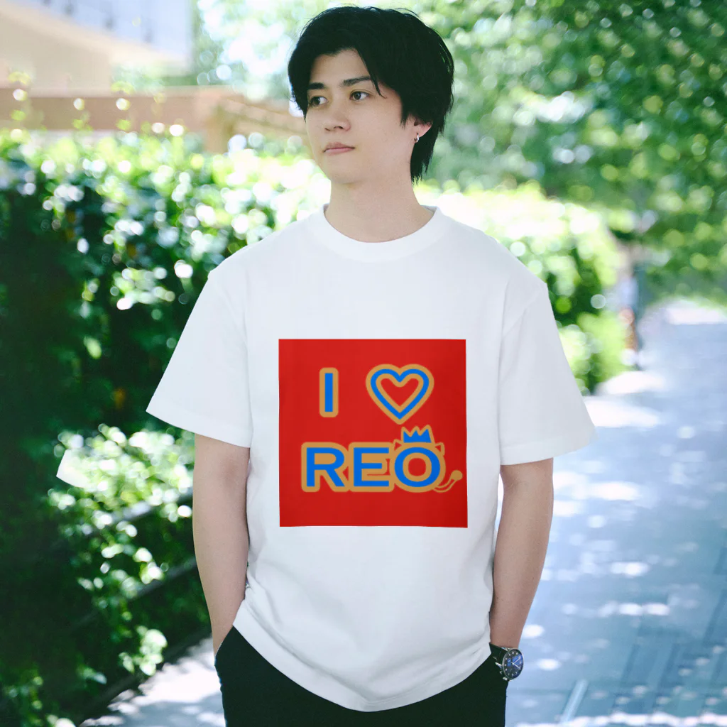 旅猫王子れぉにゃん👑😼公式(©️レイラゆーし。©️ Layla-246yuusi.)のI  ♥️  REO 《赤ロゴ》 Regular Fit T-Shirt
