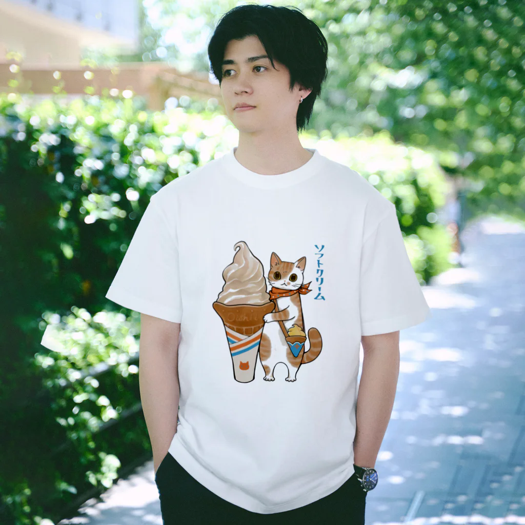 ちょぼなのショップのソフトクリーム猫 Regular Fit T-Shirt