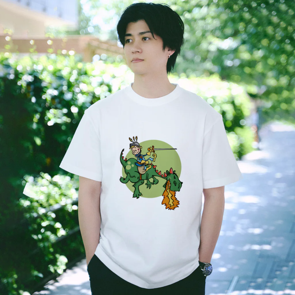 mumusのドラゴン騎士のイラストグッズ Regular Fit T-Shirt