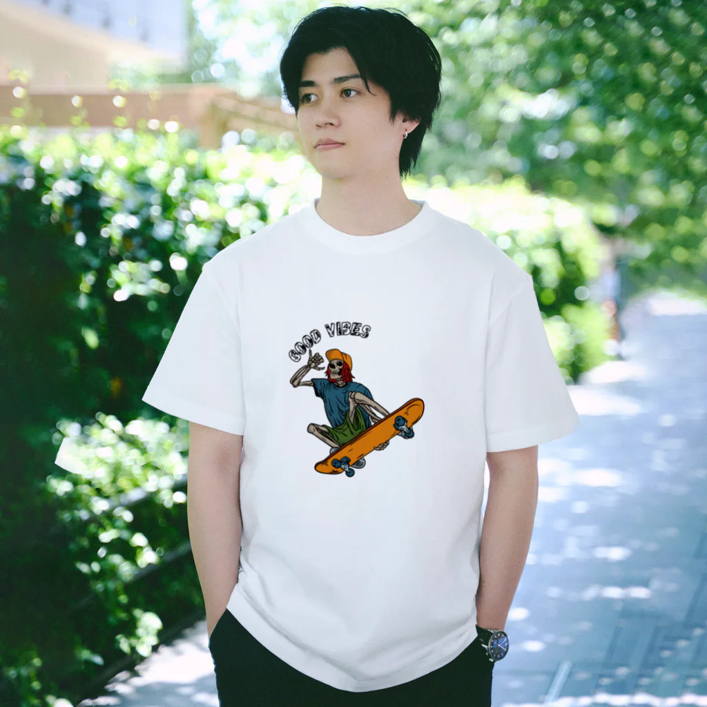スタイリッシュ屋の【スカルスケーター】 Regular Fit T-Shirt