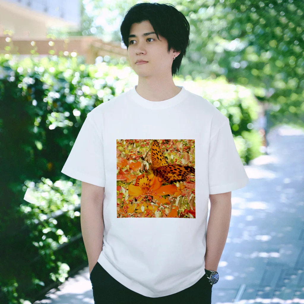 つつみあまねの蝶々柄Tシャツ Regular Fit T-Shirt