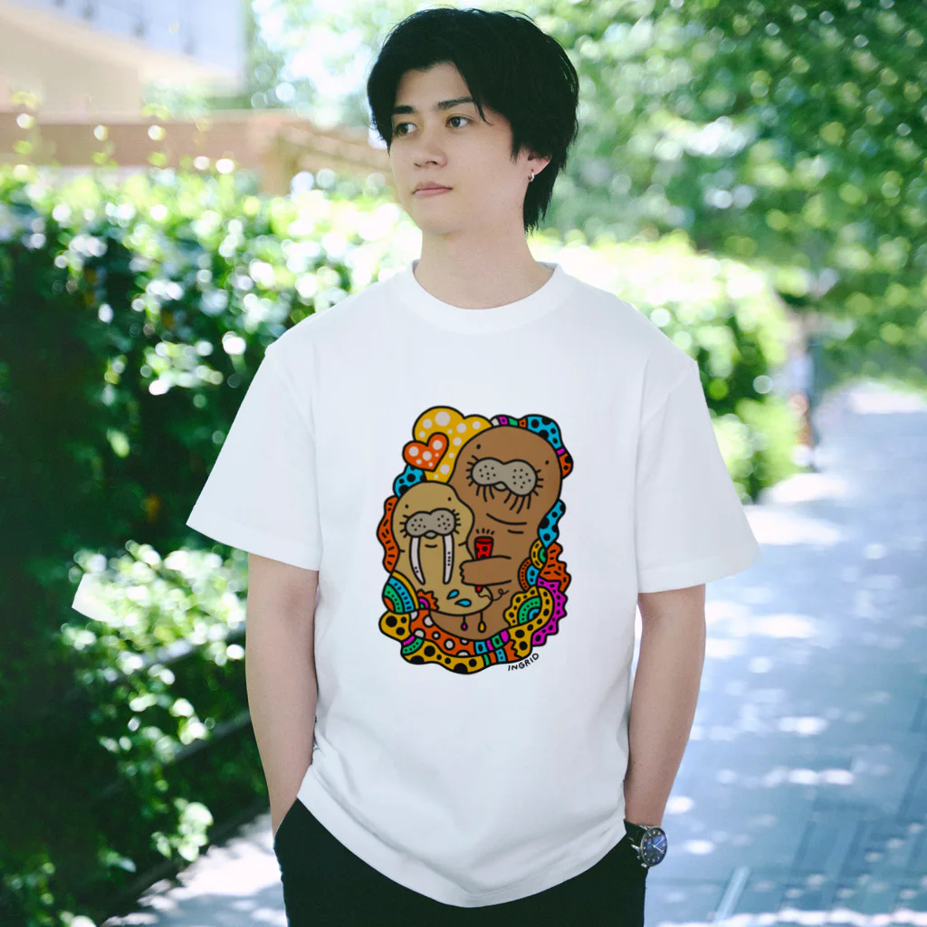 INGRIDのセイウチの親子 Regular Fit T-Shirt