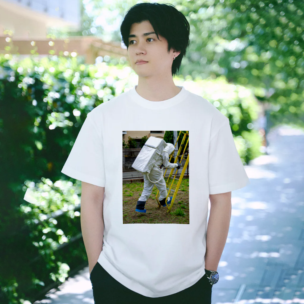 宇宙飛行士の日常の地球面着陸 Regular Fit T-Shirt