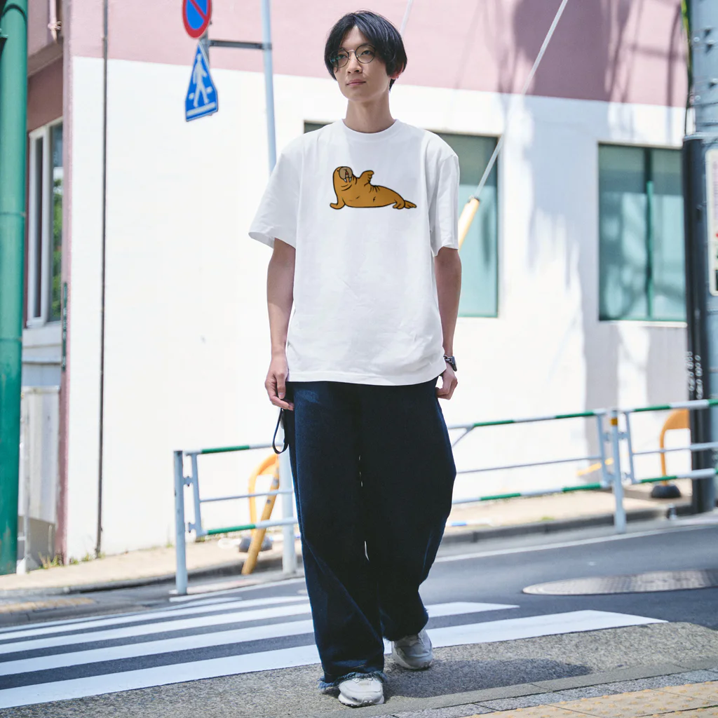 yuNN3のセイウチ Regular Fit T-Shirt